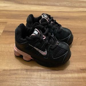 Girls Nike Shox Sneakers/Athletic Shoe- size 4